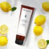 szampon z odżywką 2w1 Sothys Shampoo & Conditioner 2-in-1 Lemon and Petitgrain Escape 200 ml – szampon z odżywką z cytryną i petitgrain, produkt na białym tle z owocami cytryny